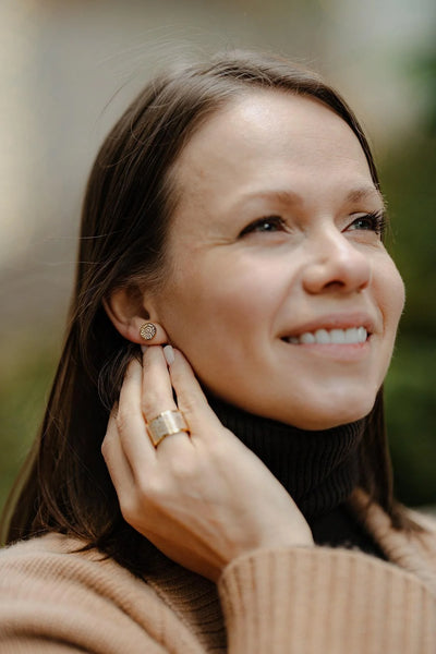 "Success" Stud Earrings (Champagne)