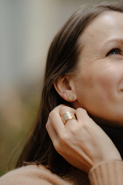 "Success" Stud Earrings (Champagne)
